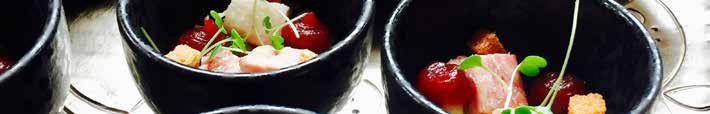 WARME HAPJES Gelakte Yakitori van hoevekip (40g) Visschelpje (zalm, mossel, garnaal) mousseline kruidenboter Gebakken ganzenlever brickdeeg spinazie pijnboompitten Gegrilde coquille crostini