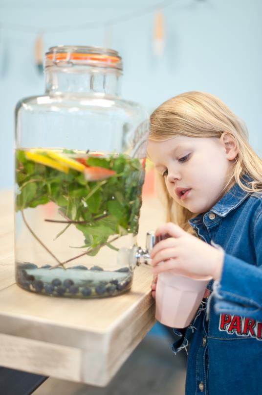 Voedingsaanbod 4-13 jaar Drinken: Wij geven de kinderen water. We maken kannen water met bijvoorbeeld een schijfje sinaasappel of ander fruit of groente.