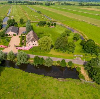 20 minuten van Dam en Dom Tussen Vinkeveen en Breukelen ligt in het fraaie buitengebied van dorp Nieuwer Ter Aa deze prachtige, rietgedekte woonboerderij uit 1994.