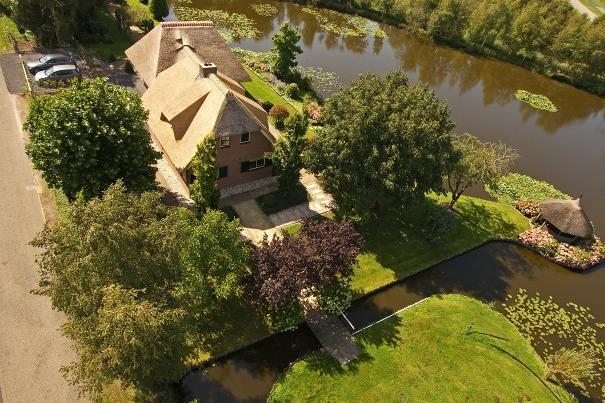 NIJETRIJNE SPANGAHOEKWEG 4 VRIJSTAANDE VILLA AAN HET WATER In het uitgestrekte natuurgebied De Rottige Meenthe gelegen met uitzicht over het water en weilanden bieden wij u te koop aan deze