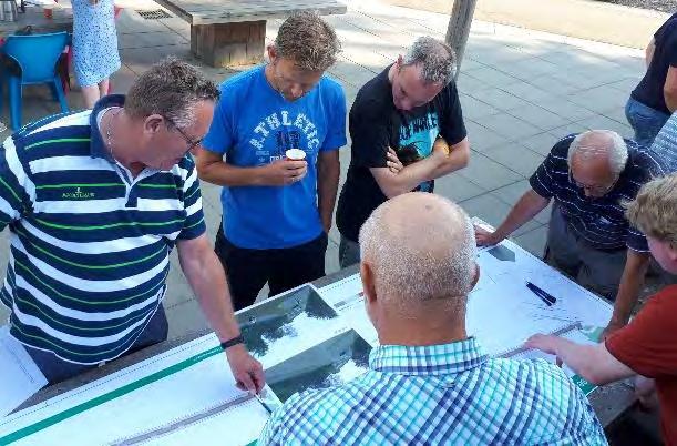 Blad: 3/5 Versmalling aan de westzijde: risico dat fietsers worden klemgereden omdat hier ook een middengeleider zit. Stoepeilanden veiliger maken voor fietsers.