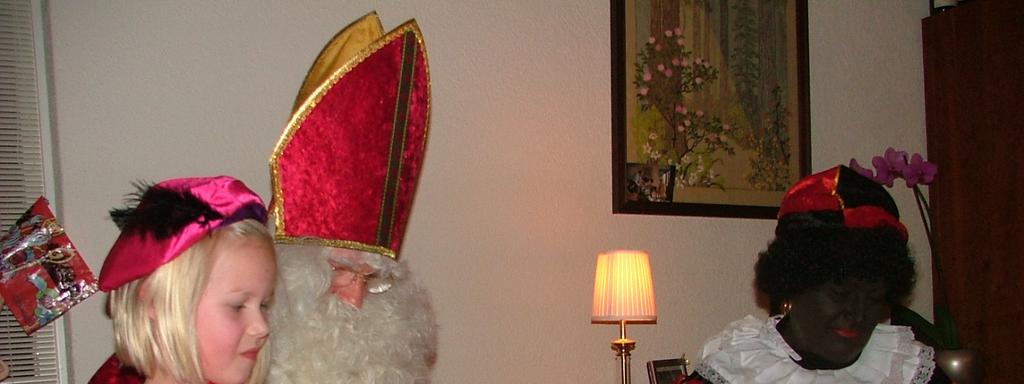 Sinterklaas Ook dit jaar heeft Sinterklaas onze wijk weer vereerd met een bezoekje. Dit jaar kwam de sint al op 4 december en had hij deze keer twee vrouwelijke pieten bij zich.