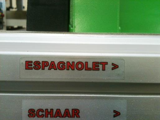 Het woord Espagnolet = Raampomp bij het merk ROTO Lengte van een raampomp en middensluiters bepalen De lengte van de raampomp en middensluiters bepaal je met behulp van de aanslagnok rechts van de