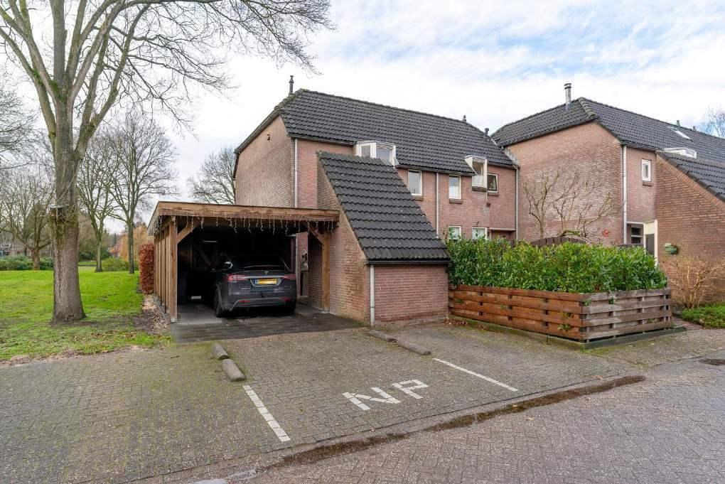 BORGER DINGSPIL 61 Op een hoekperceel gelegen HOEKWONING met carport en stenen berging. Deze woning staat in een fijne buurt én op een prachtige plek om te wonen!