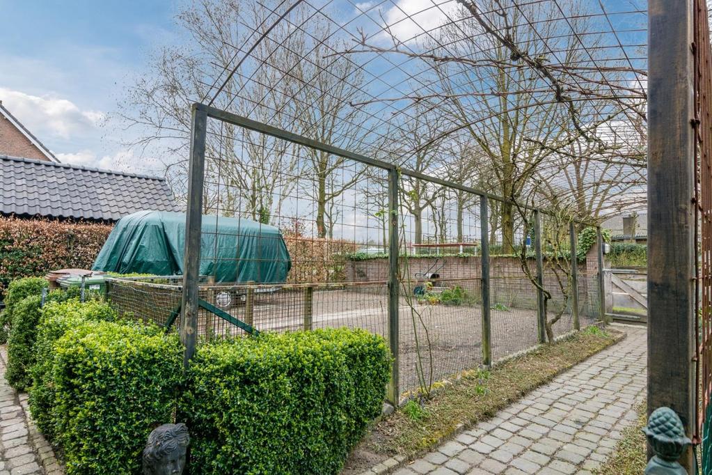 Carport met tuinhuis/atelier Een vrijstaande carport