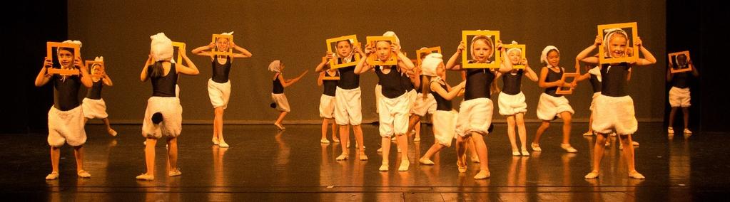 6. Jaarlijkse Dansvoorstelling Ieder schooljaar brengen wij in de maand mei een grote dansvoorstelling in de Stadsschouwburg van Sint-Niklaas.