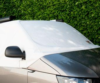 Biedt privacy en houdt de ramen schoon. Blinderingssysteem voor aan de buitenzijde van het voertuig.