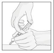 Als de spuit leeg is, kan de naald uit de huid worden teruggetrokken. Doe dit voorzichtig onder dezelfde hoek als bij het aanprikken van de huid. Er kan zich wat bloed vormen.