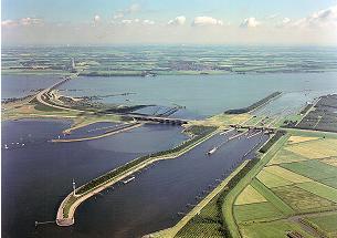 Overslag in containerhubs Vlaams- Nederlandse Delta s.jgt sneller dan intermainportverkeer via binnenvaart (RoJerdam- Antwerpen) 2.