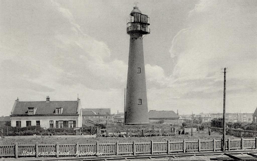 Het hoge licht in 1935. De uitbouw bij de lantaarn en het bovenste segment van de toren is in 1912 aangebracht, met het oog op het plaatsen van de installatie voor een bliksemlicht. nog aanwezig is.
