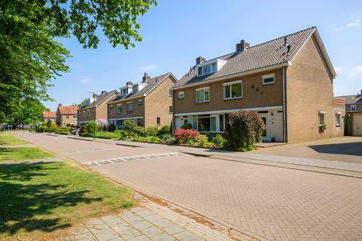 LIGGING Gelegen in een prachtige gewilde straat met een park aan de overkant.