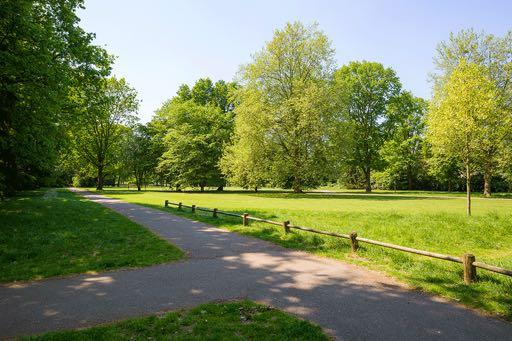 Op loopafstand van het winkelcentrum Zonderwijk en centraal gelegen t.o.v. scholen, sportvoorzieningen, het Citycentrum en diverse uitvalswegen.