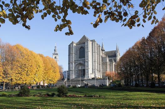 Daarna werd hij seculier abt van Namen en Saint-Aubert (bij Kamerijk).