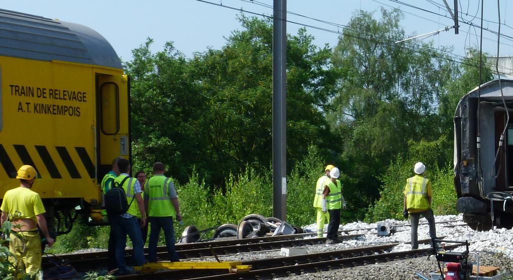 Tegen 22u52 komt goederentrein E48535 aan ter hoogte van de onbewaakte stopplaats van Amay: sein D.11 vertoont een dubbel geel seinbeeld.