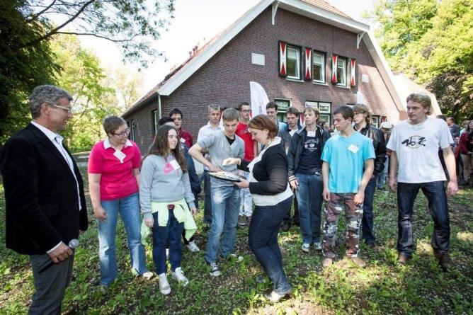 zelfstandig dichtbij hun familie kunnen wonen De herbestemming van een bestaand gebouw. De boerderij die er stond is opnieuw opgebouwd.