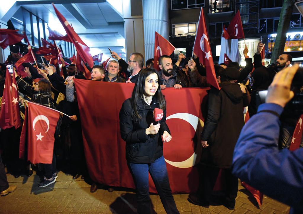 14 De Turkse staatsomroep doet in Rotterdam live verslag van de diplomatieke rel tussen Nederland en Turkije.