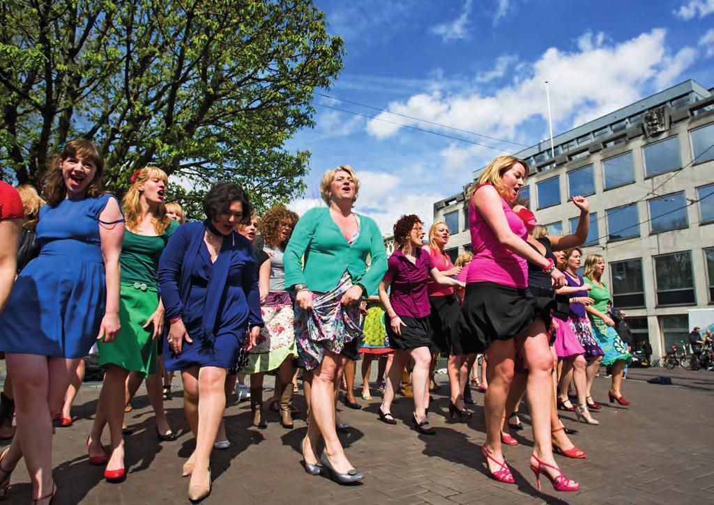 16 Tientallen vrouwen, gehuld in rokjes, hielden op het Koningsplein in Amsterdam een flashmob. Aanleiding was het fenomeen Rokjesdag, geïntroduceerd door de overleden schrijver Martin Bril.