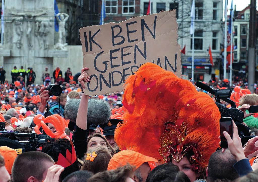 20 Tijdens de troonswisseling van Koning Willem Alexander op de Dam in Amsterdam voert een activistische studente een eenmensprotest tegen het koningshuis.
