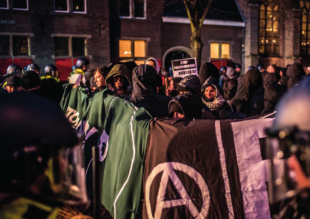 34 Een demonstratie van de Antifascistische Actie (AFA) in Den Haag. Vooraf waren voorschriften gesteld.