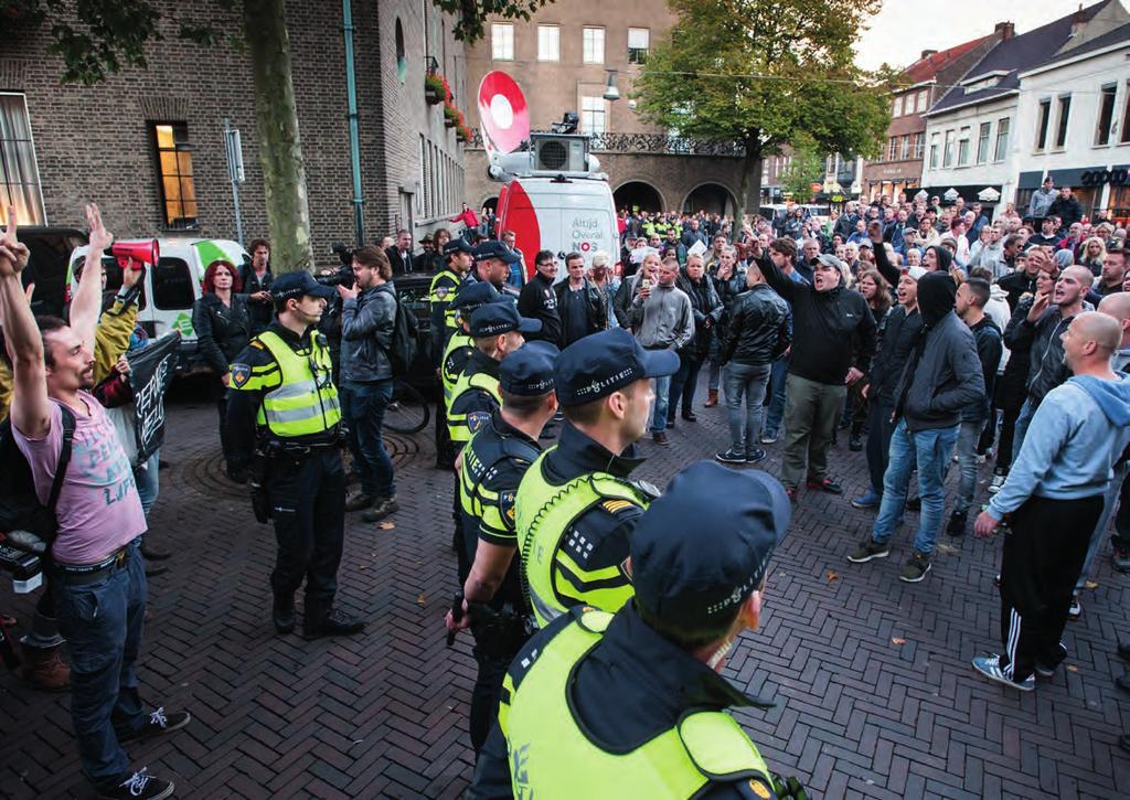 50 Voorafgaand aan een gemeenteraadsvergadering in Enschede demonstreren voor- en tegenstanders van een nieuw te openen AZC in Enschede bij het stadhuis.