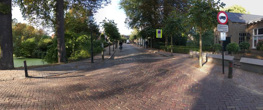 Het struikgewas links en rechts van de huidige duiker onder de Landpoortstraat, wordt verwijderd zodat het water bij de oversteek aan beide zijden beter zichtbaar wordt. c.