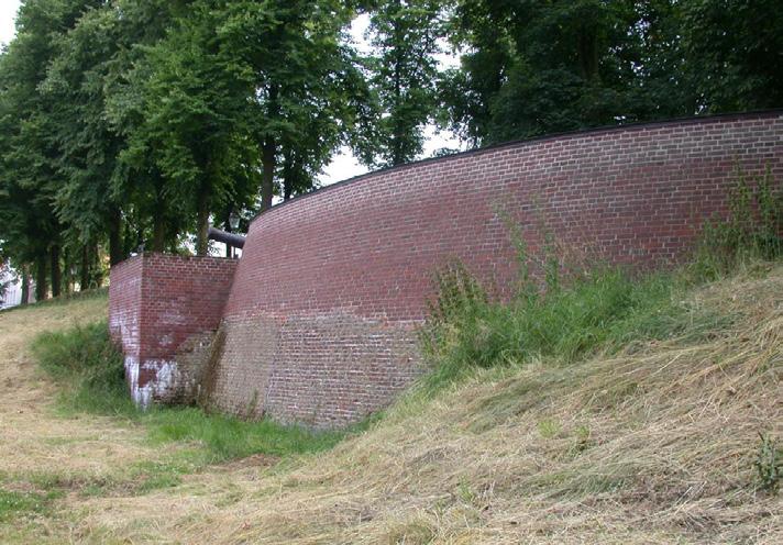 Buitendijks, nabij de kasteelgracht, ligt de strang. Deze is in de uiterwaarde, onder aan de dijk, nog goed herkenbaar.