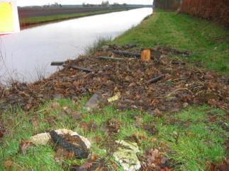 Verzorgend onderhoud Zwerfvuil Een strook of gebied(je) waar niet of nauwelijks zwerfvuil voor komt. (NLS-schooheidsgraad 4) schoon. EVZ met multifunct. PB landbouwwg in nat.geb. ruime landbouwwg wg in beb.