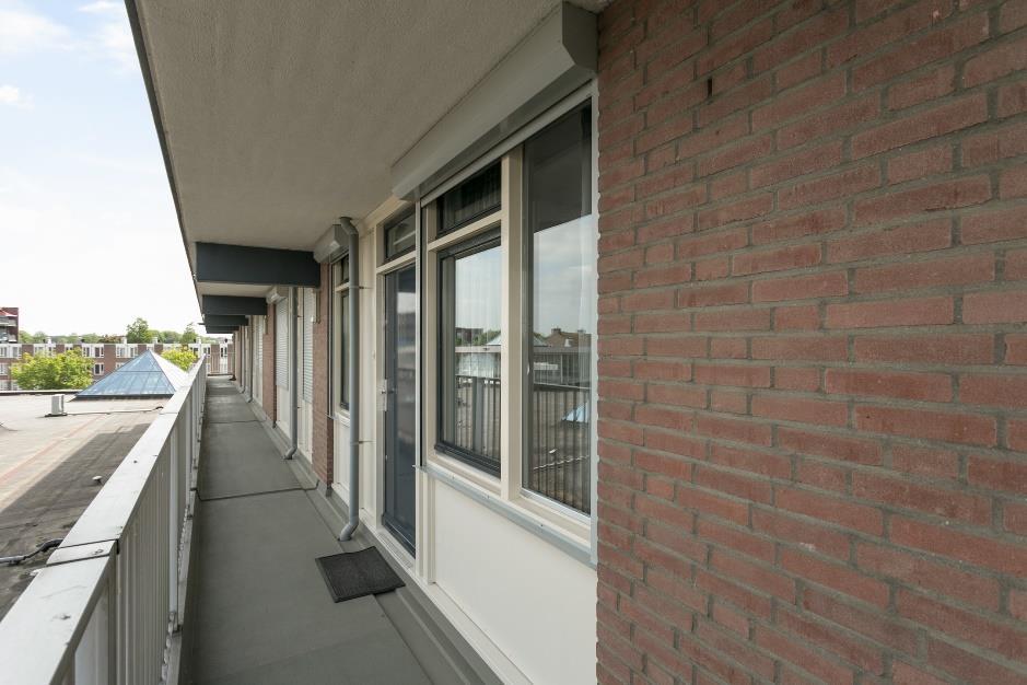 verdieping met een balkon eneeneigen berging op de begane grond.