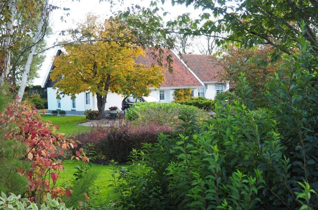 Ligging en indeling Middels sierhek is er toegang tot de oprit welke leidt naar de woning, vrijstaande schuur en dubbele carport.