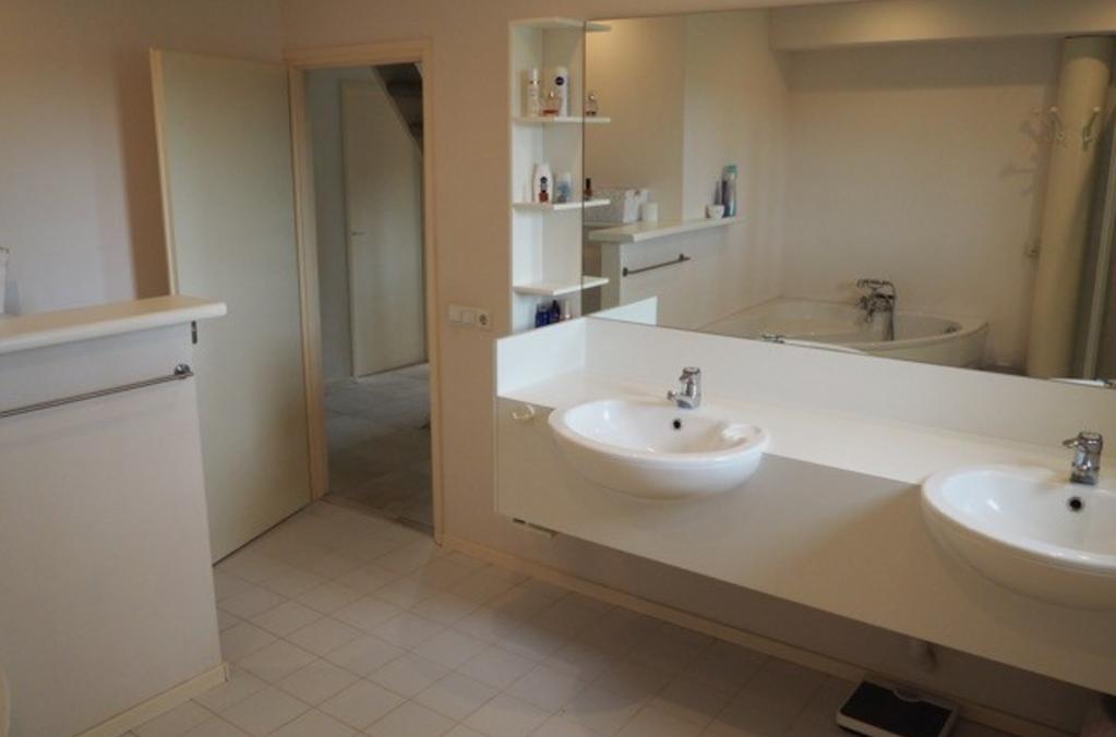 Ligging en indeling Badkamer (ca. 3.00 x 4.00 m) De ruime, betegelde badkamer is uitgerust met een hoekbad, douche, dubbel wastafelmeubel en 2e toilet.