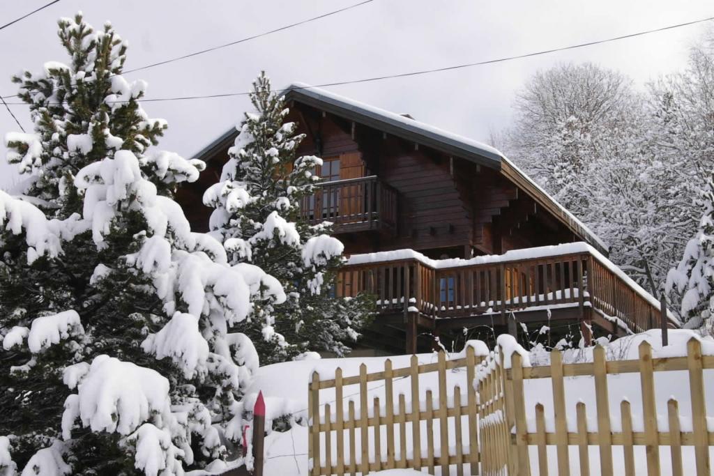 Ook voor verhuur of chambres d hôtes. Een ideale plek om zowel s zomers als s winters te genieten van de overweldigende Pyreneeën. Indeling: Het huis kent 3 verdiepingen.