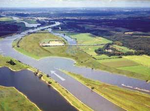 De strang staat niet in open verbinding met de rivier om het schone kwelwater te scheiden van het voedselrijke rivierwater. De locatie van de strang omzeilt de bestaande stortplaatsen.