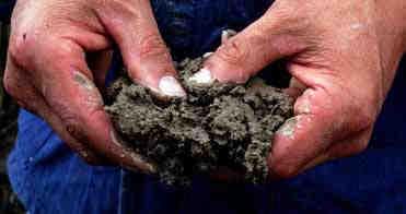 Naarmate de grond vochtiger wordt, is het gevoeliger voor berijden. Bij een te hoge bodemdruk kan zowel verdichting als versmering ontstaan.