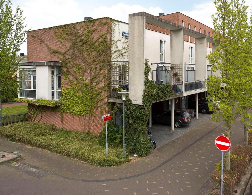 LANG LEVE LINNAEUS! In kindvriendelijke en moderne wijk Poelgeest gelegen ruime hoekwoning. Voorzien van carport, ruim zonnig balkon op het oosten en vrij uitzicht.