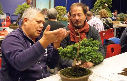 De opkomst was enorm en zelfs van andere verenigingen waren enthousiaste mede bonsai leden gekomen om samen met ons deze bijeenkomst mee te maken.