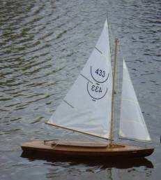 Het op stoom brengen gaf geen problemen, maar het varen zonder opbouw ging niet zoals verwacht, de wind blies de vlam uit