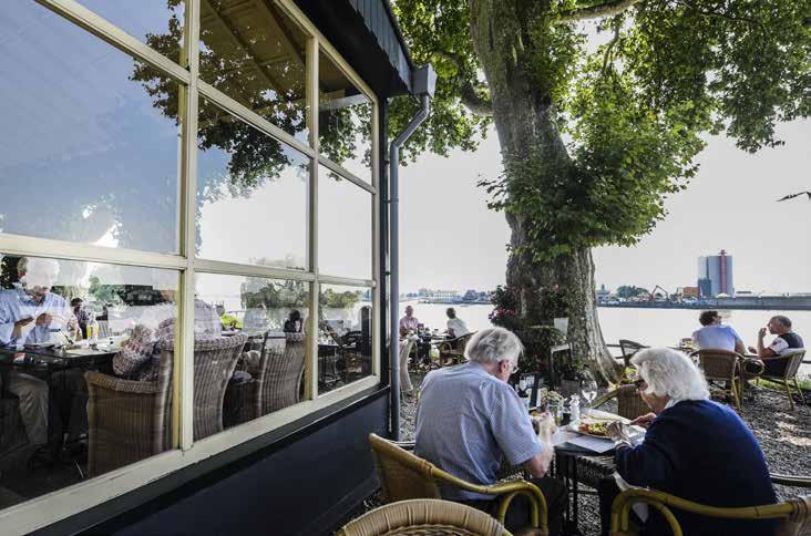 Bij Belvédère kunt u direct aan de Lek genieten van een hapje, drankje en indrukwekkend uitzicht. Foto: Schoonhoven Zilverstad.
