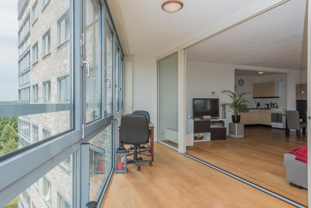 Over Boomgaardweg 65 Prachtig ruim 3-kamer appartement gelegen op de zesde verdieping! Dit ruime appartement heeft een fraai uitzicht over de stad en een fantastische loggia.