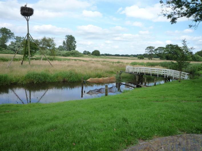 3 Het Hemels uitzicht Het Hemels uitzicht Stap hier even van de fiets, neem plaats op het bankje en geniet van het prachtige uitzicht over het Reestdal en het ooievaarsnest.