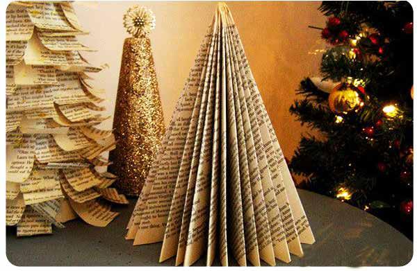 wenst je d kaylaaimee.com Prettige Feesten! d Maak je eigen kerstboompje van oud papier d 1. Neem een oud boek (of tijdschrift met stevig papier) en verwijder voorzichtig de kaft. 2.