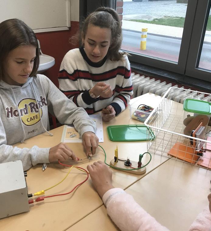 Praktische informatie Inschrijven Lessen Bij de rapportuitreiking op het einde van het Het schooljaar start op maandag 2 september schooljaar vul je de definitieve keuze in en