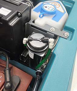 De automatische accuwaterenindicator zal de gebruiker waarschuwen om gedistilleerd water toe te voegen als de tank leeg is (zie afbeelding 24).
