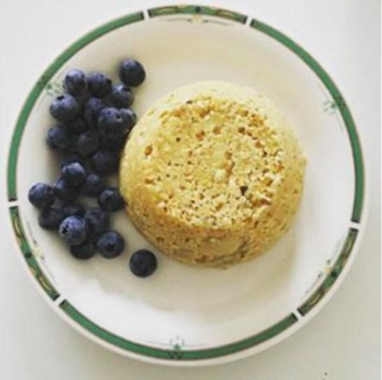 One mug cake -1 rijpe banaan -1ei Recepten -50g havermout -Handjevol rode vruchten Plet de banaan in een kom, voeg er het ei en de