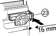 In gebruik nemen u Bevestigingshoekstuk Fig. 13 (34) met een zeskantbout Fig. 13 (35) in de voorgeboorde gaten op de apparaatdeur schroeven.