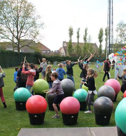 Alle kinderen vanaf 6 jaar komen buiten spelen op het terrein naast het OCP.