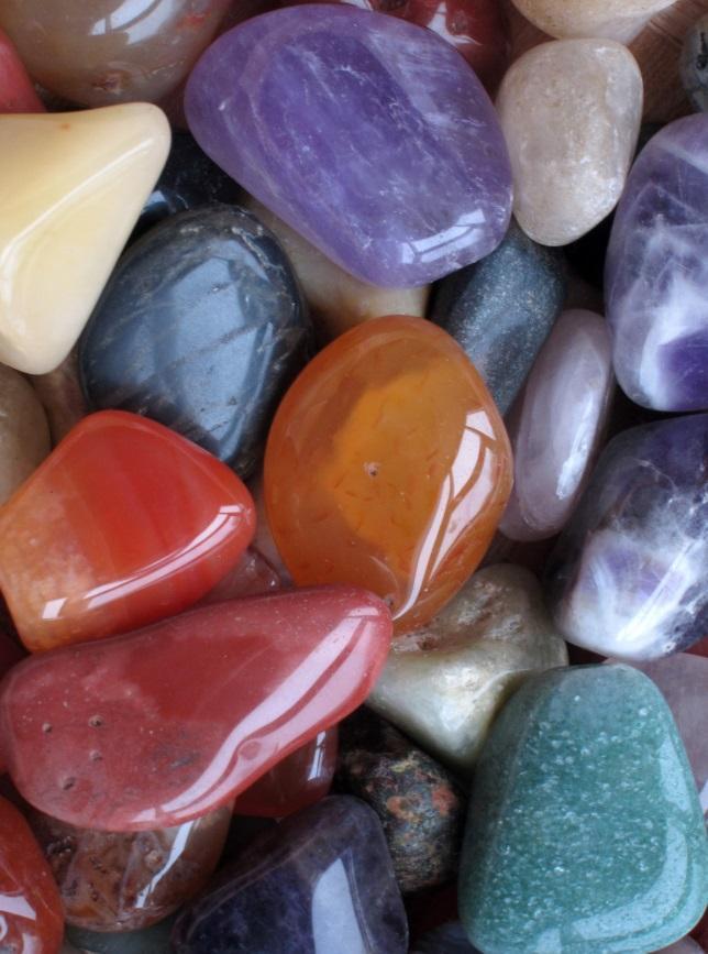 De stenen worden geslepen op glasplaten met slijppoeders en water. Daarna worden ze gepolijst en mogen de deelnemers hun steen meenemen.