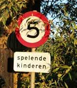 Zoals de twee basisscholen die ook naar een nieuw gebouw in De Jonge Veenen verhuizen. Wat is er heerlijker dan uw kind lopend naar school brengen?