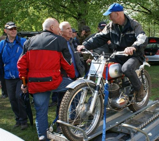 Toen Reinder in de stralende zon de uitslag gegeven had en ons een goede thuisreis toewenste, ging Gijs de lichte Kreidler op het zijspan plaatsen, dat aan zijn zware BMW bevestigd zat.