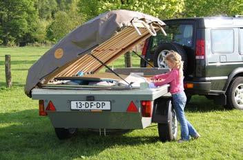 Bagage kunt u kwijt onder het bed. Slaapzakken en kussens kunnen op de matras blijven liggen, waarbij de zijkanten vrij moeten blijven voor de tentstokken.