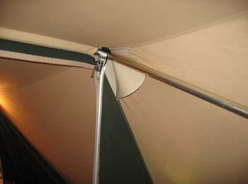 7 Fixeer de middelste boog aan weerszijden met de borgpennen (foto 1). 8 Zet de tent rondom aan de grond vast als u geen kuipzeil gebruikt.